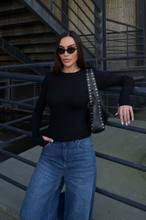 Siyah Bisiklet Yaka Parmak Detaylı Ultra Soft Kumaş Bluz BCDF-25B0001