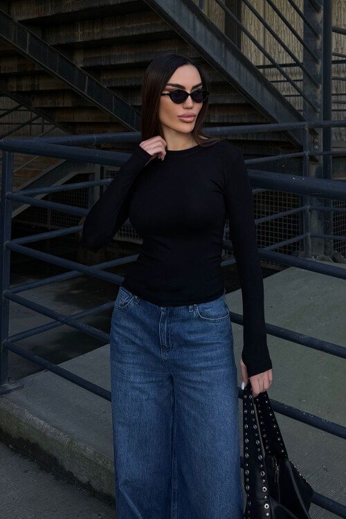 Siyah Bisiklet Yaka Parmak Detaylı Ultra Soft Kumaş Bluz BCDF-25B0001