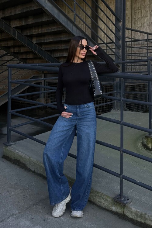 Siyah Bisiklet Yaka Parmak Detaylı Ultra Soft Kumaş Bluz BCDF-25B0001