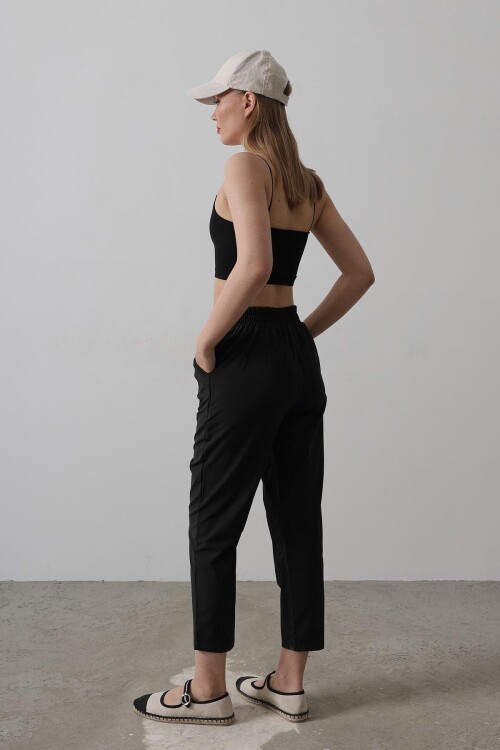 Siyah Çift Cepli Beli Lastikli Bağlama Detaylı Pantolon BCRY-261289