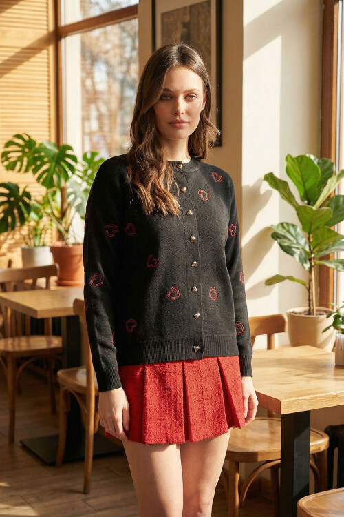 Siyah Düğmeli Kalp Nakışlı Kışlık Triko Hırka BCVL-25T3245