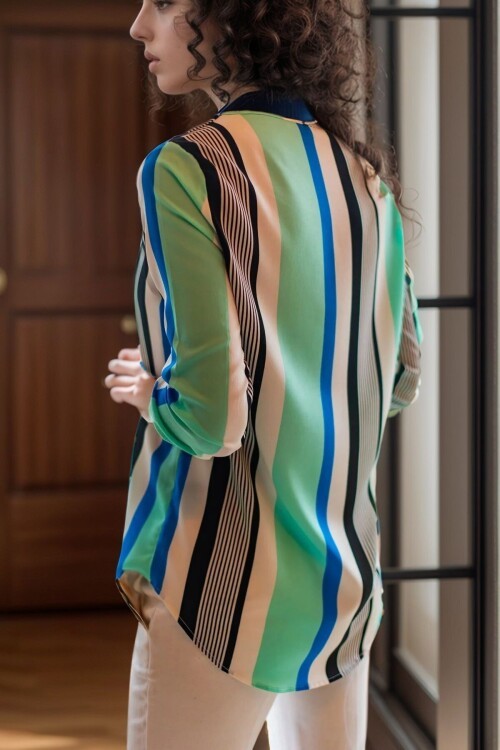 Siyah Mavi Yakası Yırtmaçlı Çizgili Krep Bluz