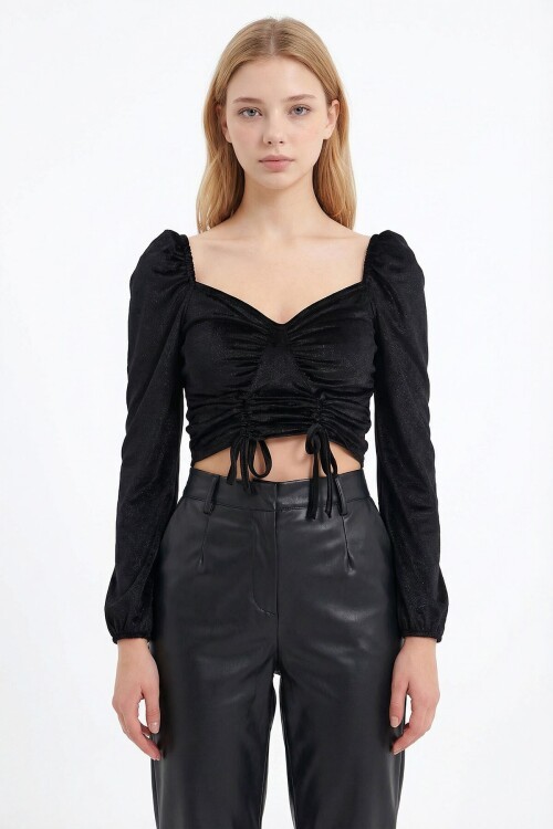 Siyah Öpücük Yaka Önü Büzgü Detaylı Kadife Crop Bluz