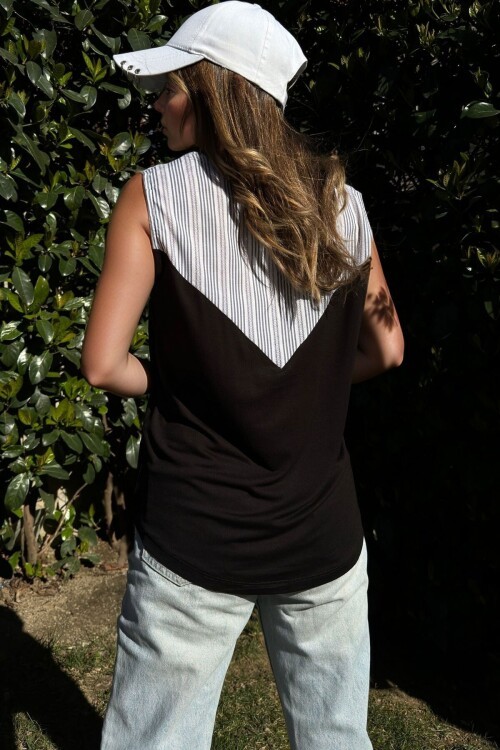 Siyah Yakası Kruvaze Garnili Kolsuz Salaş Bluz