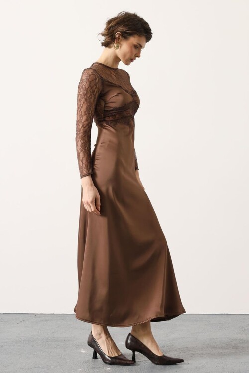 Tarçın Kahve Dantel Detaylı Fermuarlı Saten Maxi Boy Elbise BCRY-261278