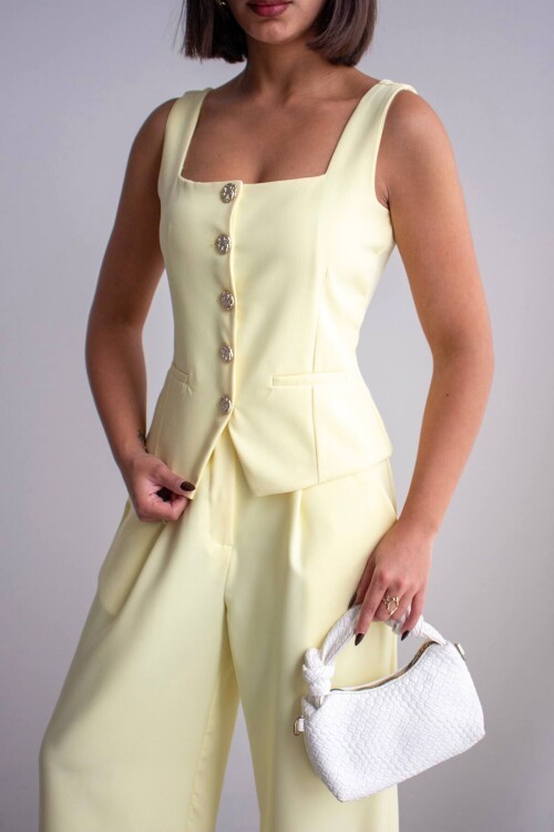 Tereyağ Sarısı Brit Detaylı Kare Yaka Crep Bluz Ve Pantolon Alt Üst Takım BCHN-2626844