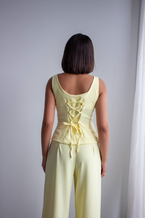 Tereyağ Sarısı Brit Detaylı Kare Yaka Crep Bluz Ve Pantolon Alt Üst Takım BCHN-2626844