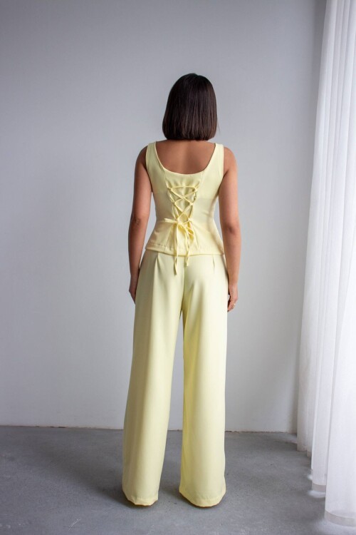 Tereyağ Sarısı Brit Detaylı Kare Yaka Crep Bluz Ve Pantolon Alt Üst Takım BCHN-2626844