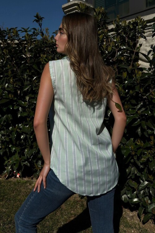 Yeşil Kendinden Dokulu Yarım Patlı Kolsuz Bluz