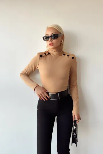 Bisküvi Dik Yaka Omuzu Düğme Detaylı Crep Bluz