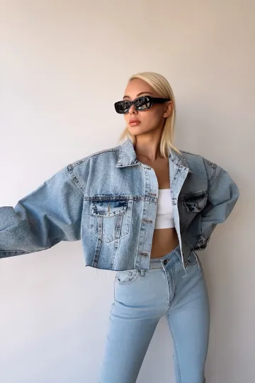 Buz Mavi Çift Cepli Lazer Kesim Yıkamalı Crop Denim Ceket