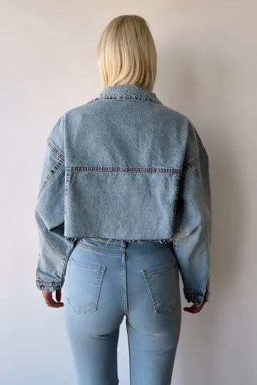 Buz Mavi Çift Cepli Lazer Kesim Yıkamalı Crop Denim Ceket