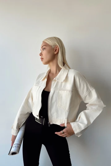 Krem Çift Cepli Fermuarlı Yıkamalı Crop Denim Ceket BCDF-235410