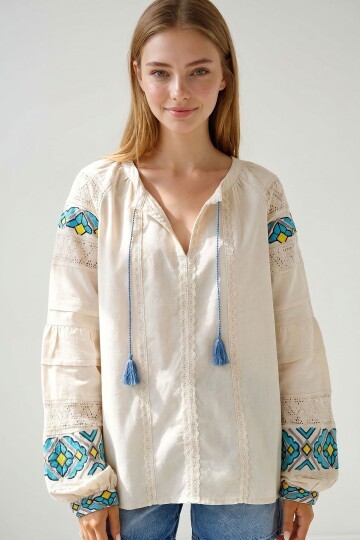 Bej Bisiklet Yaka Fisto Ve Nakış İşlemeli Balon Kol Ham Keten Bluz