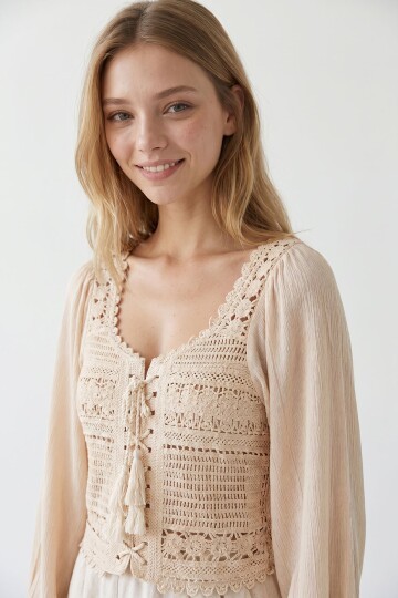 Bej Kare Yaka Önü Bağlamalı Kroşata Dokuma Crop Bluz