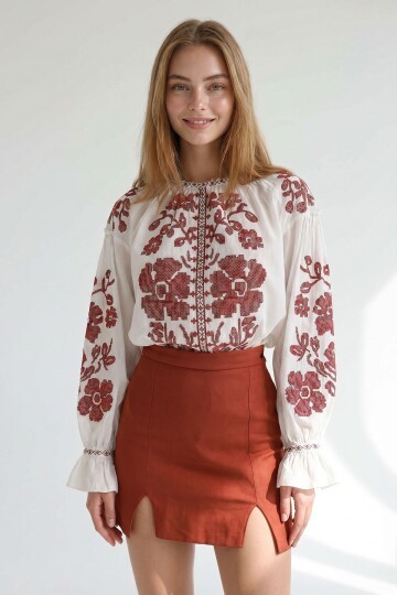 Beyaz Bisiklet Yaka Kolları Volanlı Full Nakışlı Dokuma Bluz