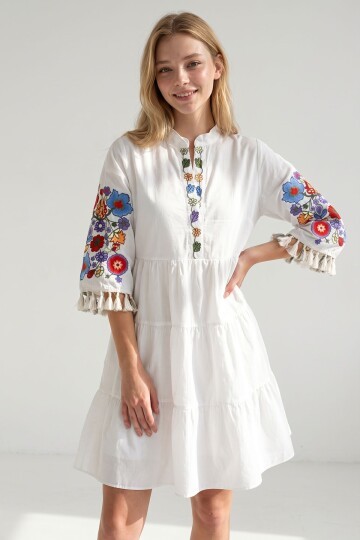 Beyaz Hakim Yaka Nakış İşlemeli Püskül Detaylı İçi Astarlı Poplin Elbise