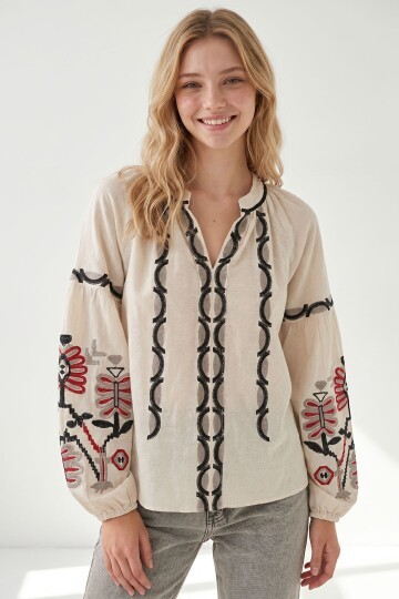 Beyaz Hakim Yaka Nakışlı Dokuma Bluz