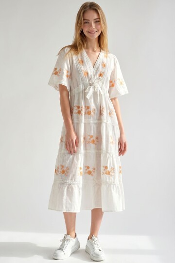 Beyaz V Yaka Belden Büzgülü Nakışlı İçi Astarlı Midi Boy Dokuma Elbise