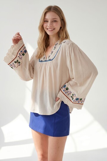 Beyaz V Yaka Fisto Ve Nakış İşlemeli Dokuma Bluz