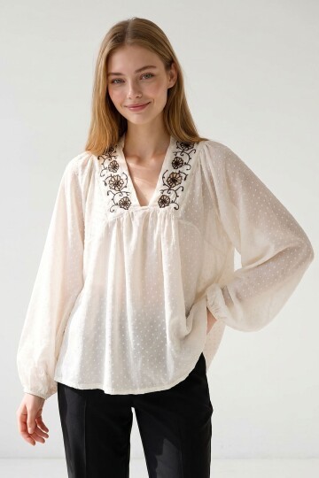 Beyaz V Yaka Nakışlı Dokulu Bluz