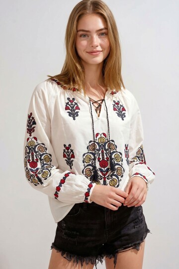 Beyaz Yırtmaç Yaka Balon Kol Nakışlı Dokuma Bluz