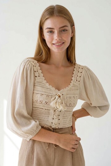 Ekru Oval Yaka Önü Bağcıklı Keten Bloklu Kroşe Bluz