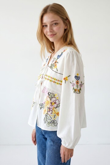 Ekru V Yaka Bağlama Detaylı Nakış İşlemeli Dokuma Bluz