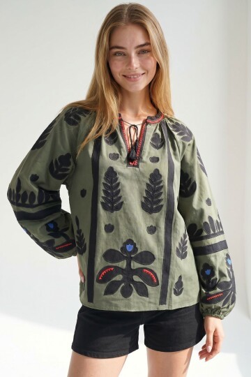 Haki Kayık Yaka Püskül Detaylı Nakış İşlemeli Balon Kol Dokuma Bluz