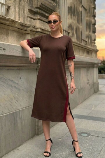 Kahverengi Şeritli Yırtmaç Detaylı Modal Kumaş Elbise