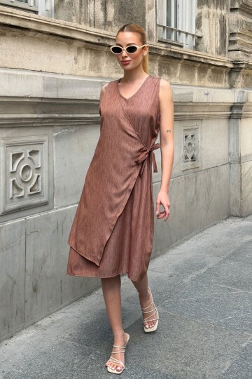 Kahverengi Sıfır Kol Yandan Bağlamalı Tensel Kumaş Dokuma Elbise