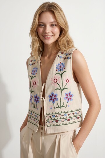Krem Nakışlı Bağcık Detaylı Tasarım Ham Keten Yelek