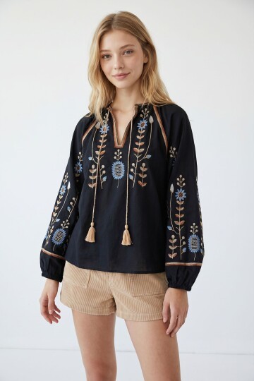 Siyah Bisiklet Yaka Önü Ve Kolları Nakışlı Keten Dokuma Bluz