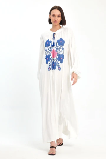 Maxi Boy Beyaz Hakim Yaka Nakış İşlemeli Uzun Boy Dokuma Elbise BCVL-241036