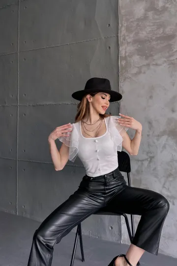 Beyaz Kare Yaka Düğme Detaylı Kolları Şifon Pamuklu Bluz
