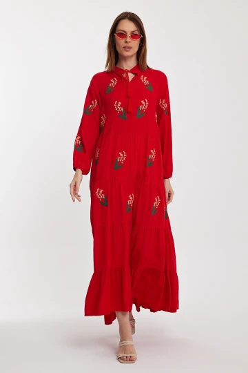 Maxi Boy Kırmızı Yakası Bağcıklı Nakış İşlemeli Kat Kat Volanlı Uzun Boy Dokuma Elbise BCVL-24926