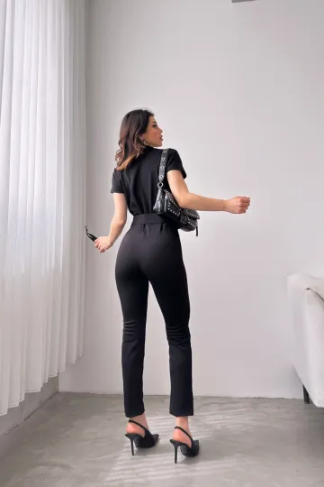 Siyah Yakalı Beli Kemerli Tulum