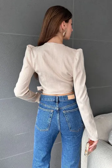 Bej Kruvaze Yaka Beli Kuşaklı Crop Bluz