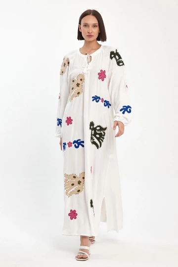 Maxi Boy Beyaz Hakim Yaka Nakış İşlemeli Uzun Dokuma Elbise BCVL-24915