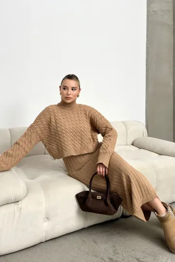 Bisküvi Boğazlı Örgü Motifli Crop Kazak Ve Triko Elbise Takım