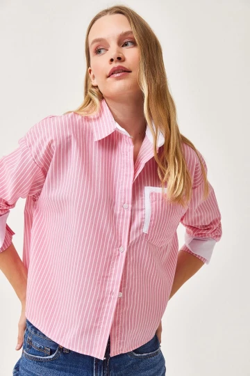 Pembe Manşet Ve Cepleri Garnili Çizgili Oversize Crop Dokuma Gömlek BC231036