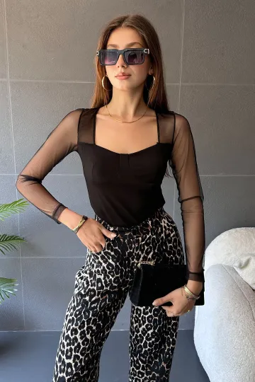 Siyah Kare Yaka Tül Detaylı Bluz