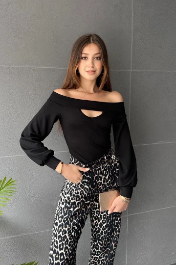 Siyah Kayık Yaka Dekolte Detaylı Kolu Manşetli Bluz BCDF-242110