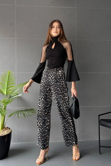 Siyah Öpücük Yaka Tül Detaylı Volanlı Bluz BCDF-242101