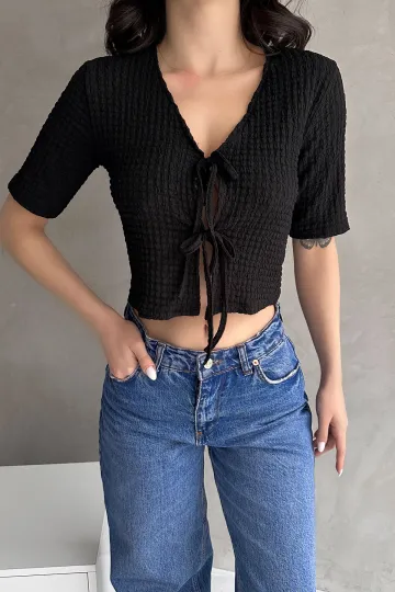 Siyah V Yaka Önü Bağlamalı Gofre Crop Bluz