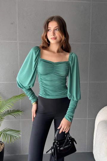 Yeşil Kalp Yaka Önü Ve Manşeti Drapeli Bluz BCDF-242105