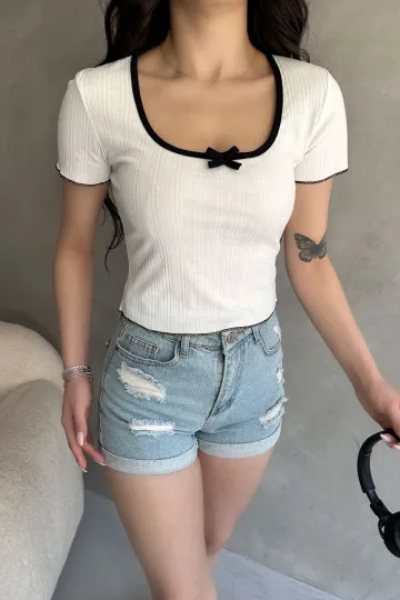 Beyaz Havuz Yaka Biye Detaylı Crop Bluz