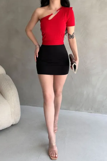 Kırmızı Tek Omuz Zincir Detaylı Crop Bluz