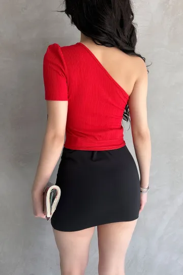 Kırmızı Tek Omuz Zincir Detaylı Crop Bluz