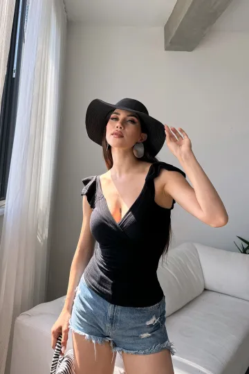 Siyah Kruvaze Yaka Omuzu Volanlı Bluz